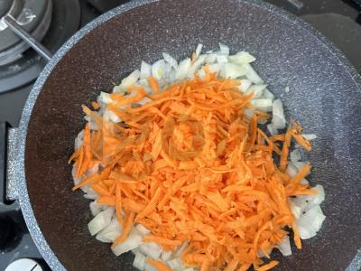 Vištienos guliašas su pomidorais ir prieskoniais Žingsnis 2