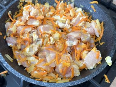 Vištienos guliašas su pomidorais ir prieskoniais Žingsnis 4