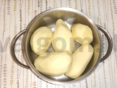 Figūriniai bulvės, troškintos su raudona karčio pasta Žingsnis 1