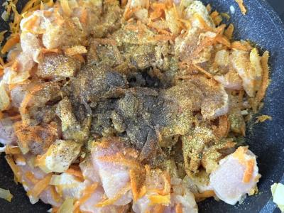 Vištienos guliašas su pomidorais ir prieskoniais Žingsnis 5