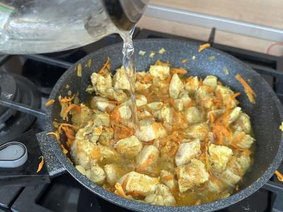 Vištienos guliašas su pomidorais ir prieskoniais Žingsnis 6