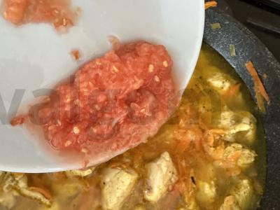 Vištienos guliašas su pomidorais ir prieskoniais Žingsnis 7