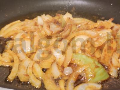 Figūriniai bulvės, troškintos su raudona karčio pasta Žingsnis 4