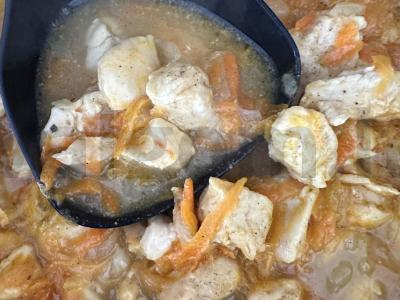 Vištienos guliašas su pomidorais ir prieskoniais pagrindine nuotrauka