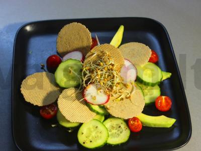 Sveikas pusryčių patiekalas su krekeriais ir daržovėmis pagrindine nuotrauka