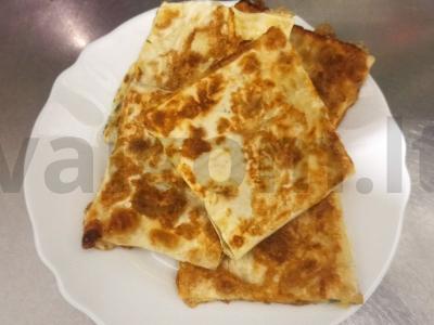 Pusryčiai su varške ir žolelėmis lavaše pagrindine nuotrauka