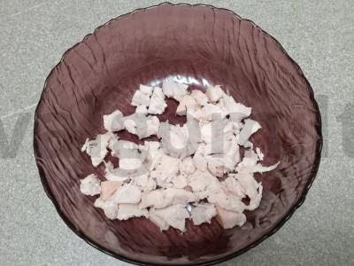 Salotos su rūkytomis vištienos krūtinėlėmis ir korėjietiška morkų salotomis Žingsnis 1