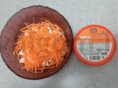 Salotos su rūkytomis vištienos krūtinėlėmis ir korėjietiška morkų salotomis Žingsnis 2