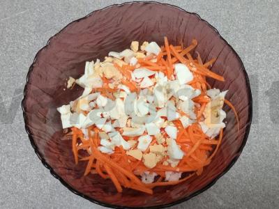 Salotos su rūkytomis vištienos krūtinėlėmis ir korėjietiška morkų salotomis Žingsnis 3