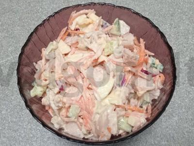 Salotos su rūkytomis vištienos krūtinėlėmis ir korėjietiška morkų salotomis pagrindine nuotrauka