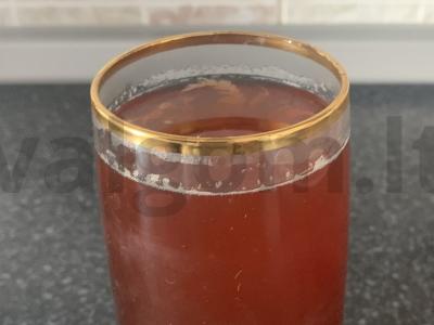 Šaltas arbata su vyšniomis ir cukranendrių cukrumi pagrindine nuotrauka