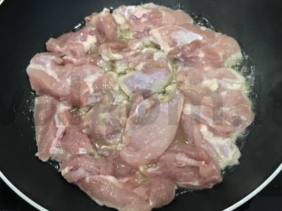 Vištiena, troškinta su pipirais Žingsnis 1