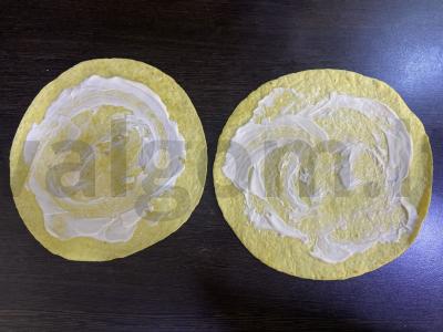 Tortilijų paplotėliai su sūrio, virtų kiaušinių ir žalumynų įdaru Žingsnis 1