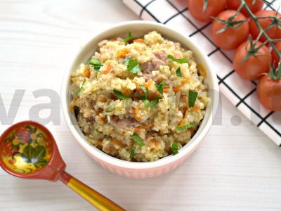 Perlinė košė su troškinta mėsa keptuvėje pagrindine nuotrauka