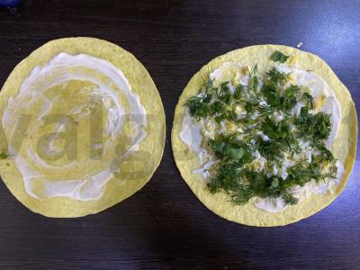 Tortilijų paplotėliai su sūrio, virtų kiaušinių ir žalumynų įdaru Žingsnis 5