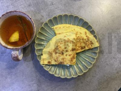 Tortilijų paplotėliai su sūrio, virtų kiaušinių ir žalumynų įdaru pagrindine nuotrauka