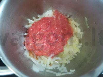 Skumbrė pomidorų padaže Žingsnis 3