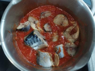 Skumbrė pomidorų padaže Žingsnis 6