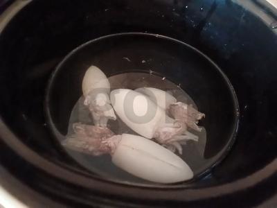 Kiaušinių, čuki ir kalmarų salotos Žingsnis 1