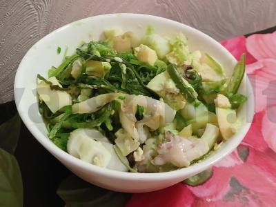 Kiaušinių, čuki ir kalmarų salotos pagrindine nuotrauka