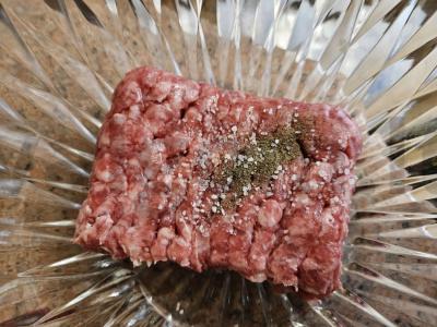 Burgeris su namine kotletu ir lydytu sūriu Žingsnis 1