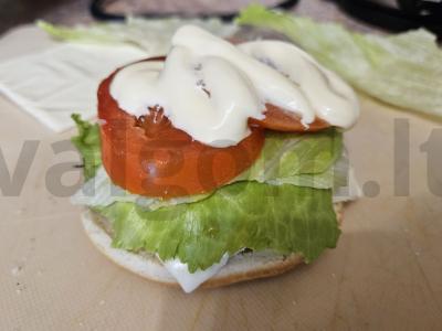 Burgeris su namine kotletu ir lydytu sūriu Žingsnis 3