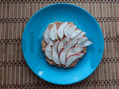 Avižų blynas su kriauše ir sezamu pusryčiams pagrindine nuotrauka