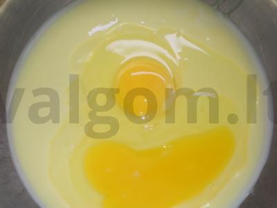 Saldainis iš kondensuoto pieno su serbentų uogiene Žingsnis 1