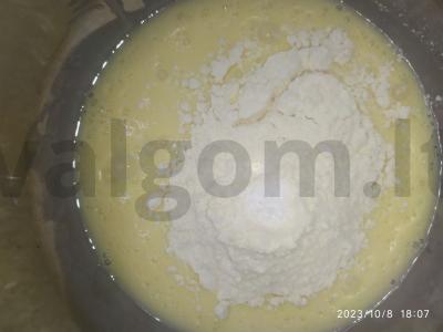 Saldainis iš kondensuoto pieno su serbentų uogiene Žingsnis 2