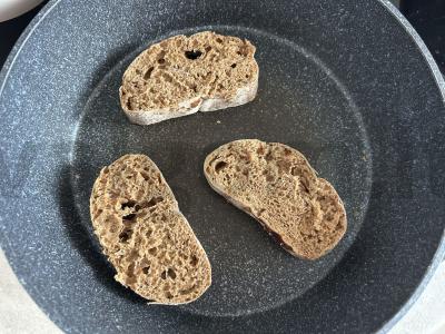 Karšti sumuštiniai su rugine čiabata ir doktorine dešra Žingsnis 1