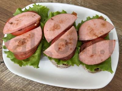 Karšti sumuštiniai su rugine čiabata ir doktorine dešra pagrindine nuotrauka