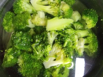 Brokolių apkepas su vyšniniais pomidorais ir sūriu Žingsnis 2