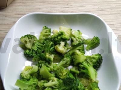 Brokolių apkepas su vyšniniais pomidorais ir sūriu Žingsnis 10