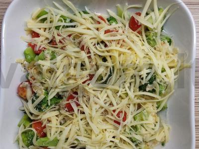 Brokolių apkepas su vyšniniais pomidorais ir sūriu Žingsnis 12