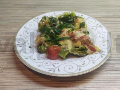 Brokolių apkepas su vyšniniais pomidorais ir sūriu pagrindine nuotrauka