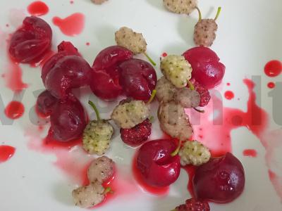 Kokteilis su šilkmedžiu, vyšniomis ir mėlynėmis ant vieno procento kefyro Žingsnis 2