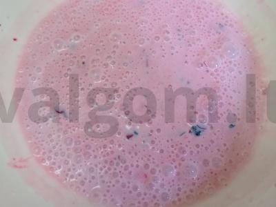 Kokteilis su šilkmedžiu, vyšniomis ir mėlynėmis ant vieno procento kefyro Žingsnis 5