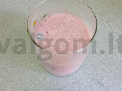 Kokteilis su šilkmedžiu, vyšniomis ir mėlynėmis ant vieno procento kefyro pagrindine nuotrauka