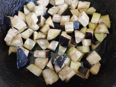 Salotas su baklažanais, paprikomis ir špinatais Žingsnis 6