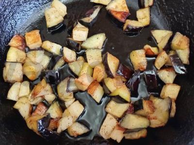 Salotas su baklažanais, paprikomis ir špinatais Žingsnis 7