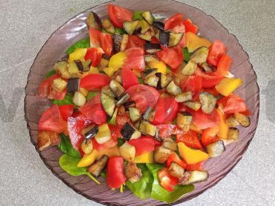 Salotas su baklažanais, paprikomis ir špinatais Žingsnis 8