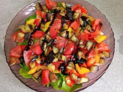 Salotas su baklažanais, paprikomis ir špinatais Žingsnis 9