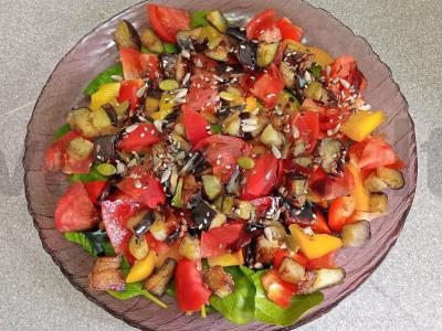 Salotas su baklažanais, paprikomis ir špinatais pagrindine nuotrauka