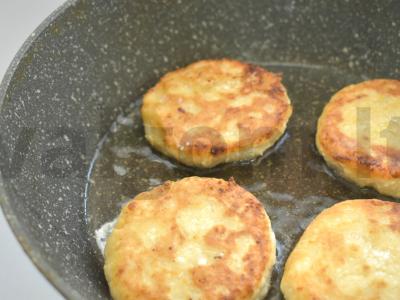 Varškės sūreliai su obuoliu Žingsnis 6