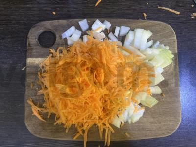 Sotūs salotas su vištiena, apkepu ir marinuotais kornišonais Žingsnis 2