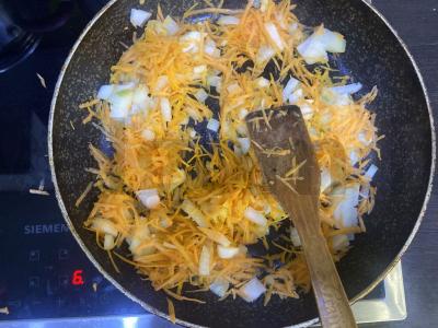 Sotūs salotas su vištiena, apkepu ir marinuotais kornišonais Žingsnis 3