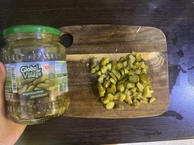 Sotūs salotas su vištiena, apkepu ir marinuotais kornišonais Žingsnis 6