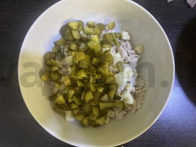 Sotūs salotas su vištiena, apkepu ir marinuotais kornišonais Žingsnis 7