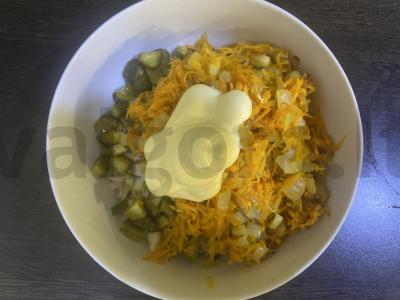 Sotūs salotas su vištiena, apkepu ir marinuotais kornišonais Žingsnis 8