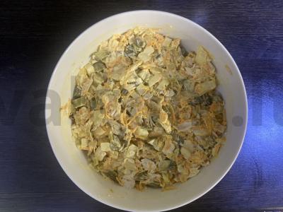 Sotūs salotas su vištiena, apkepu ir marinuotais kornišonais Žingsnis 9